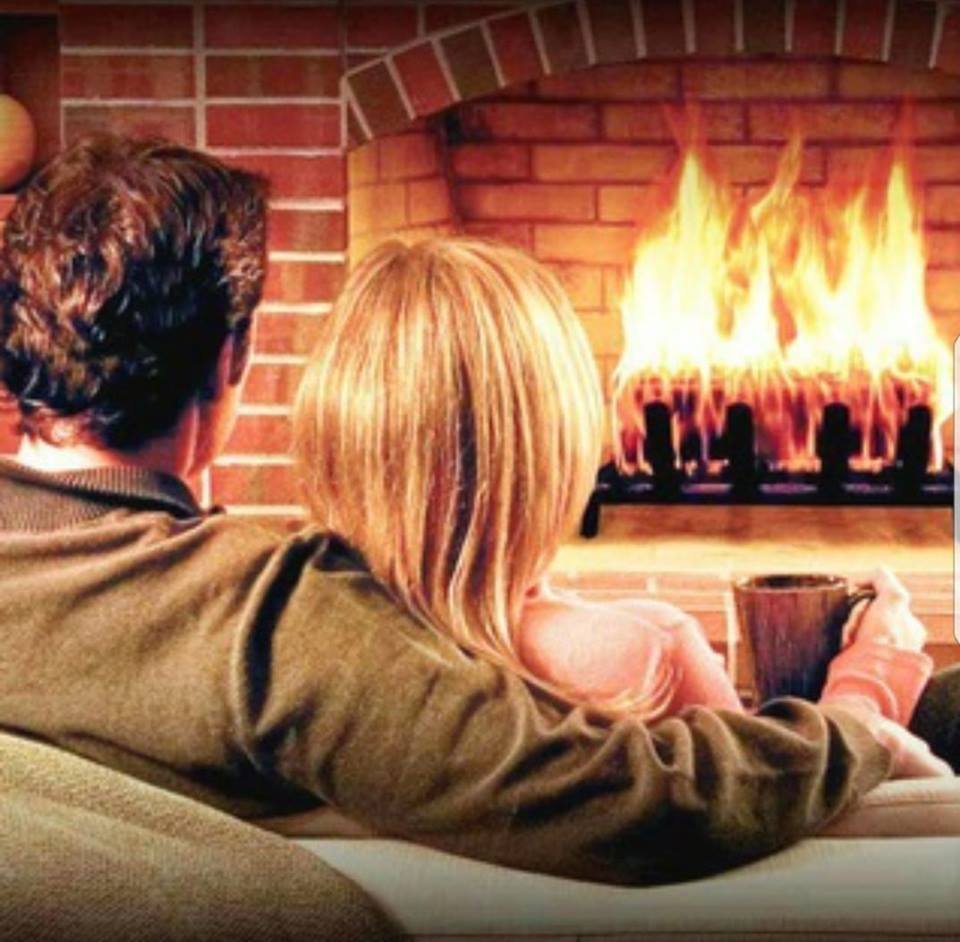 Уютный зимний домик камин