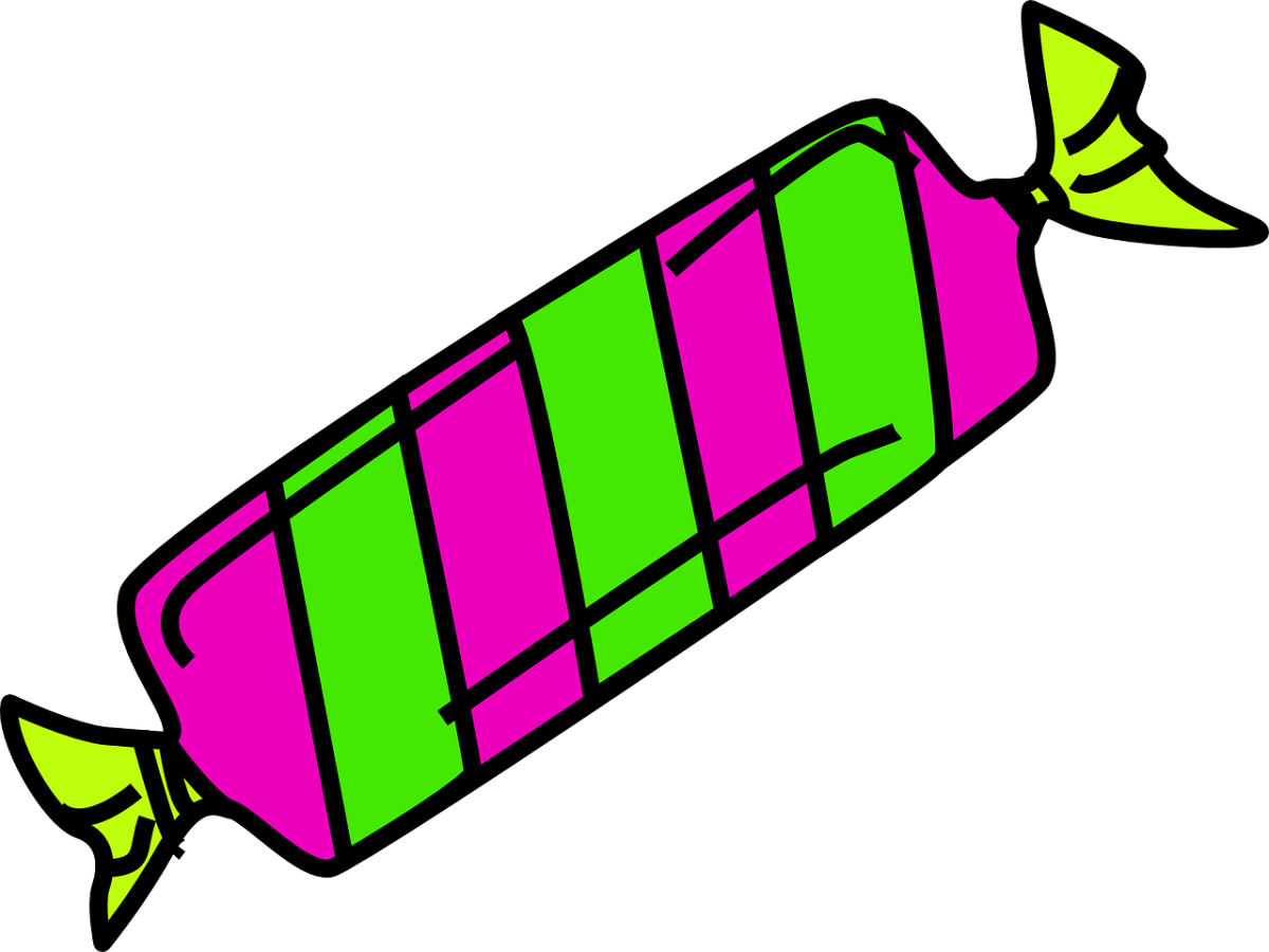 Елка с конфетами на белом фоне