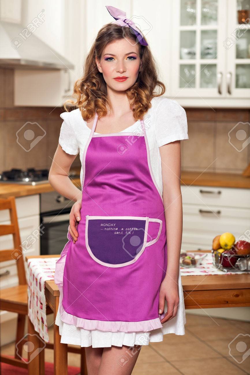 Девушка в фартуке на кухне