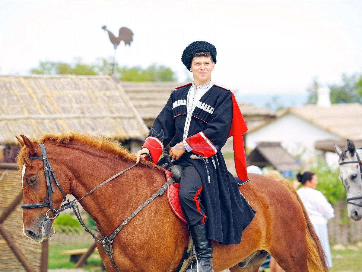 Казак и казачка с караваем