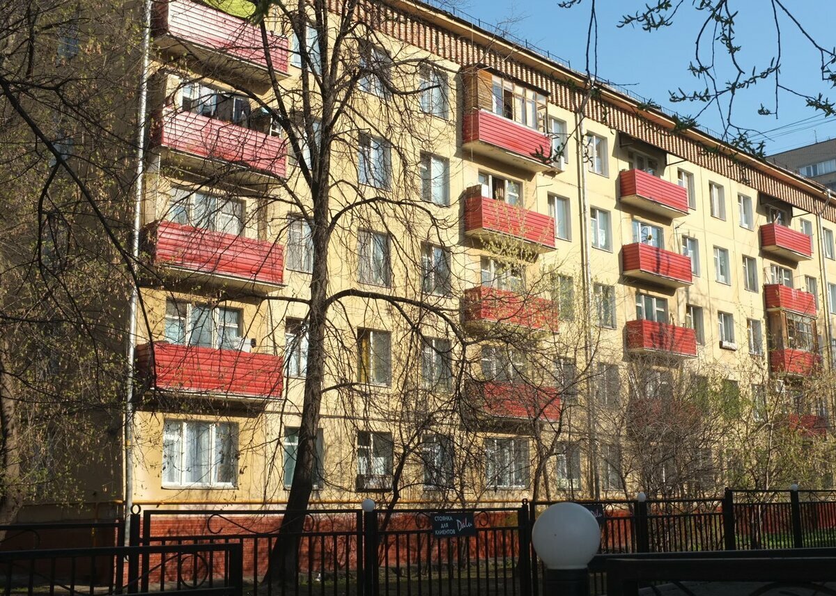 Серая панельная пятиэтажка Коломна