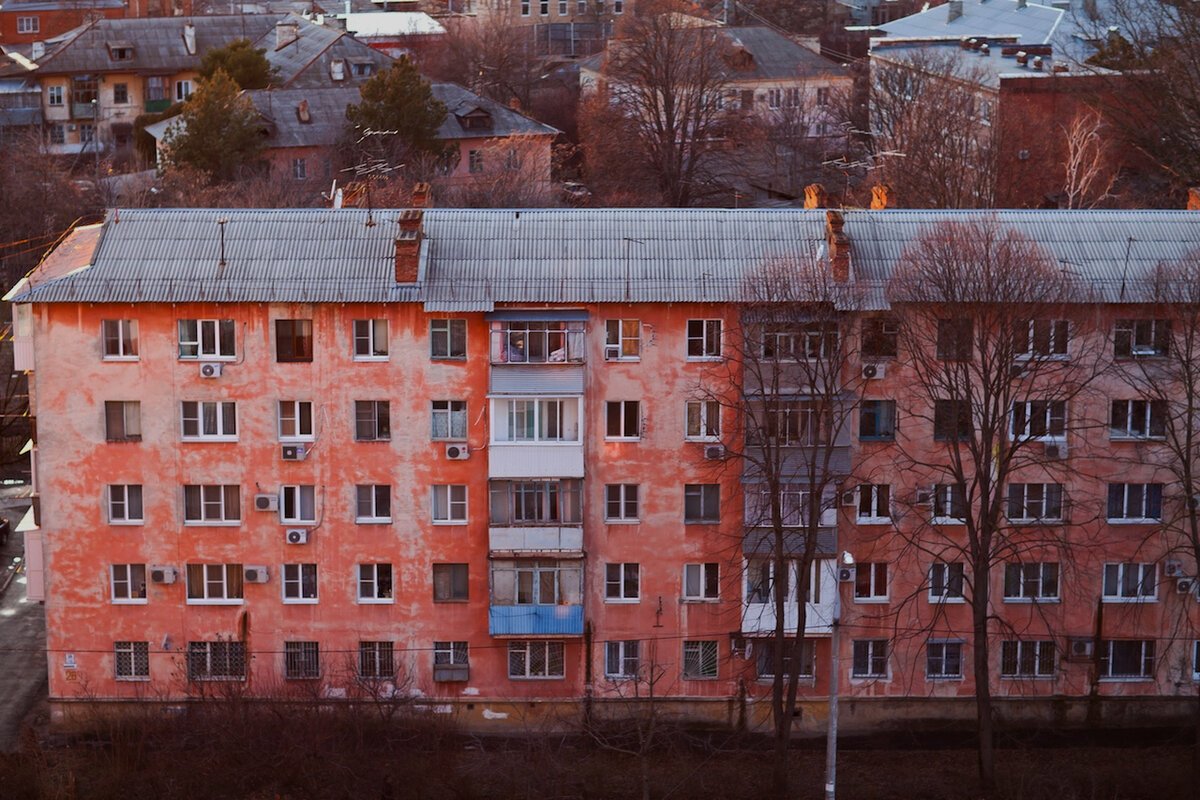 Старый многоэтажный дом