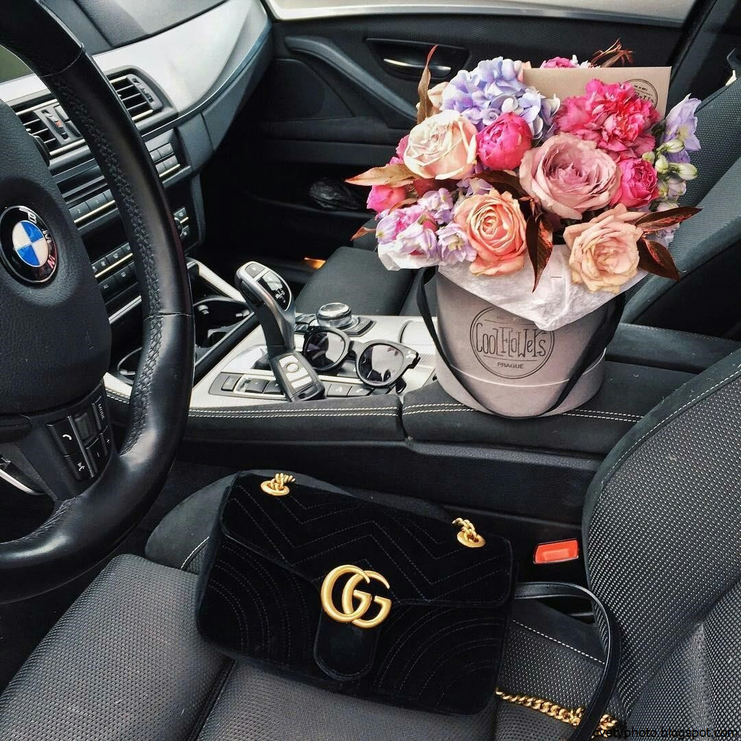 Тюльпаны в машине