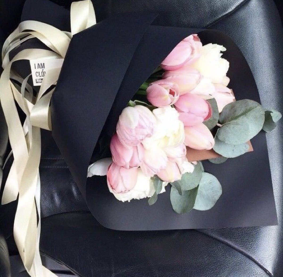 Парень с букетом тюльпанов