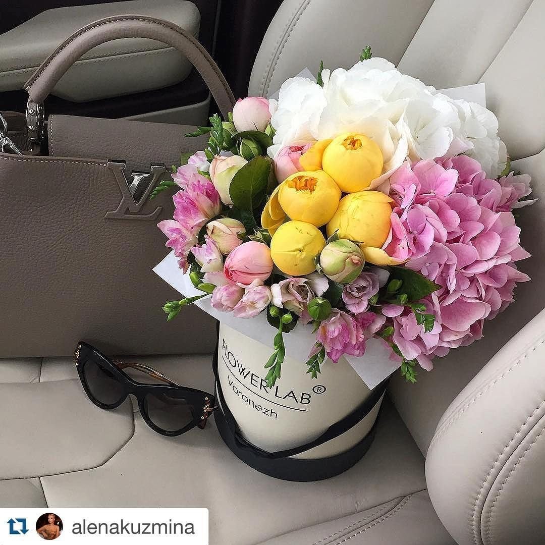 Букет цветов в салоне авто