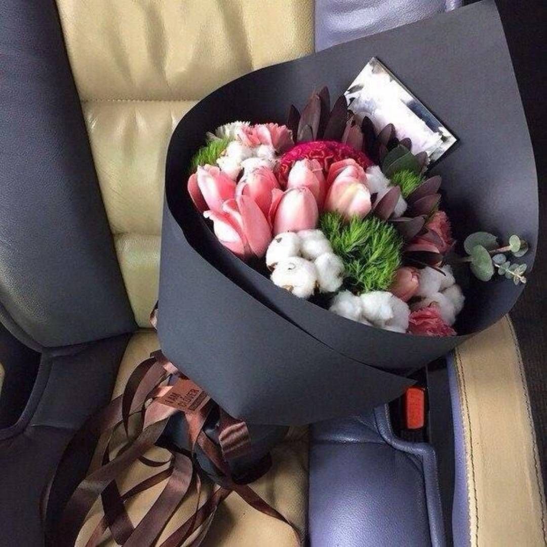 Тюльпаны в салоне машины