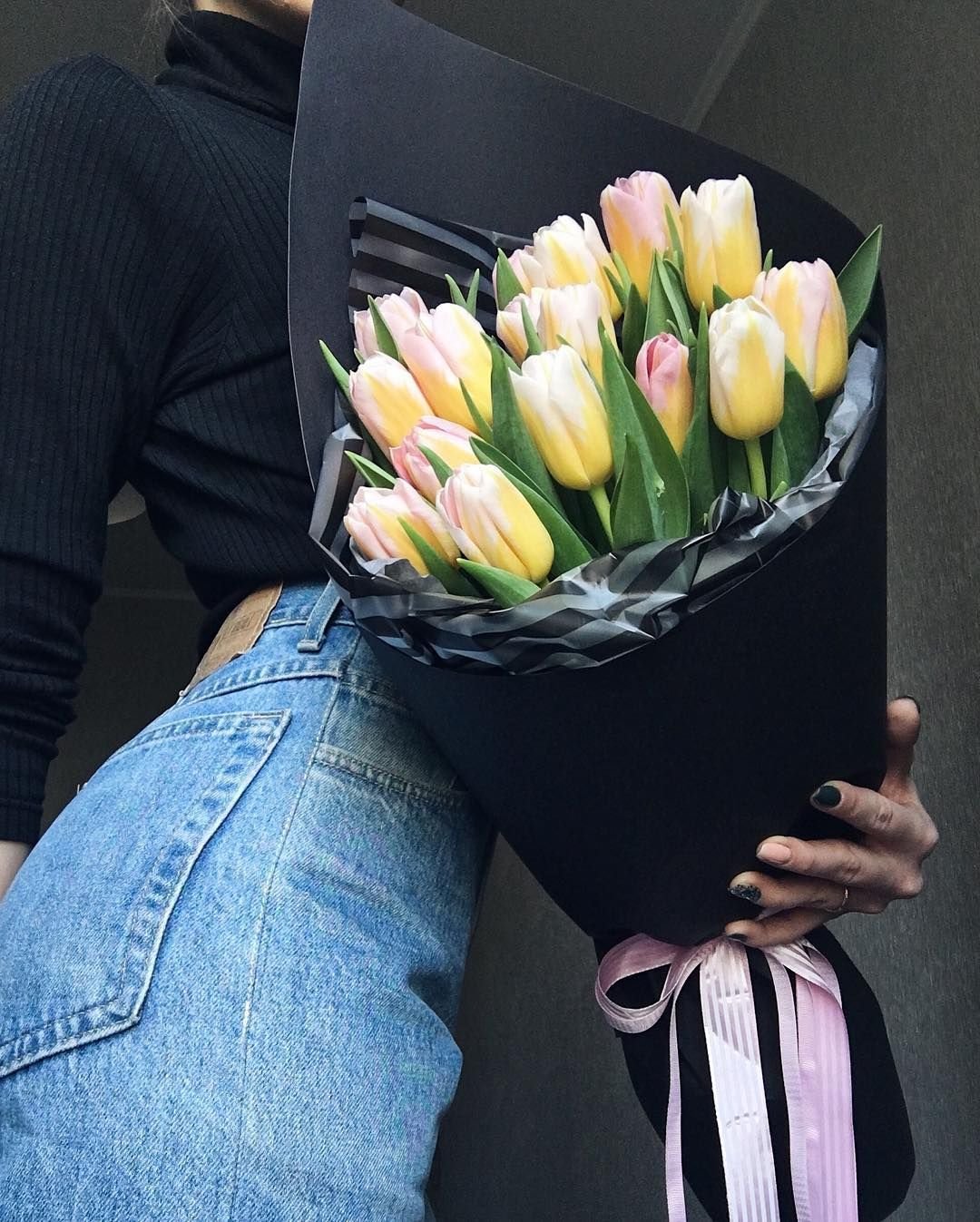 Красивый букет желтых тюльпанов