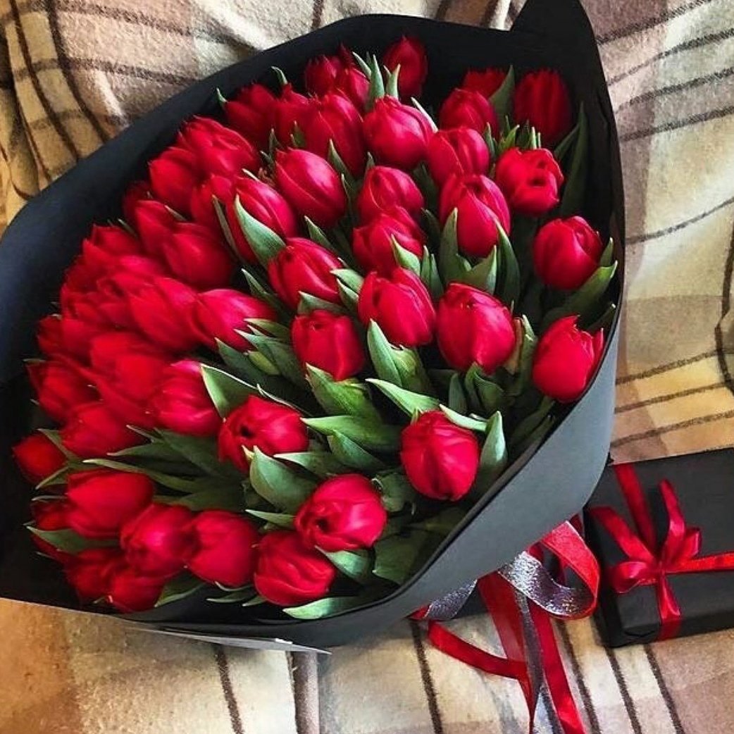 С 8 марта мужчина с цветами