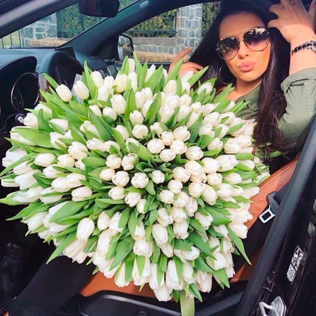 Брюнетка с букетом тюльпанов