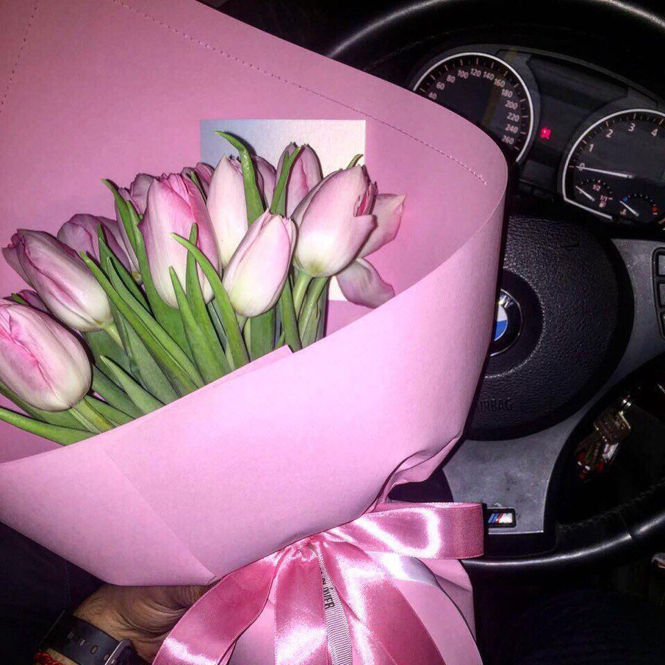 Тюльпаны в машине