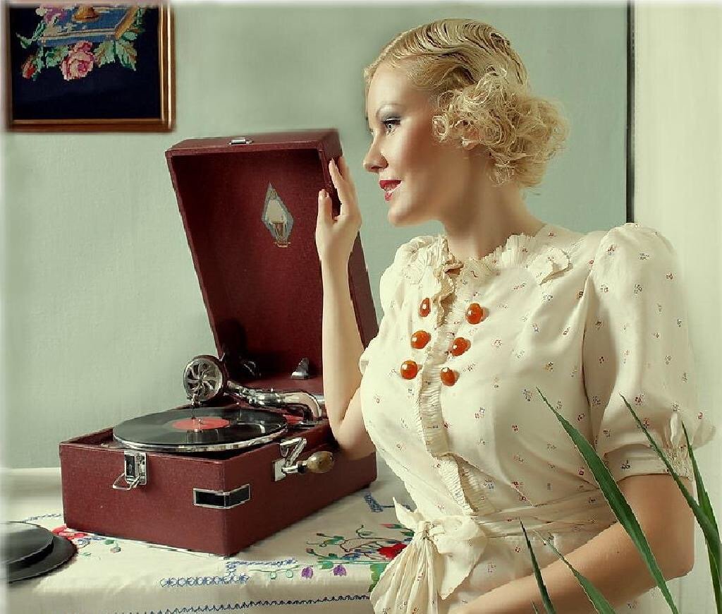 Девушка с патефоном