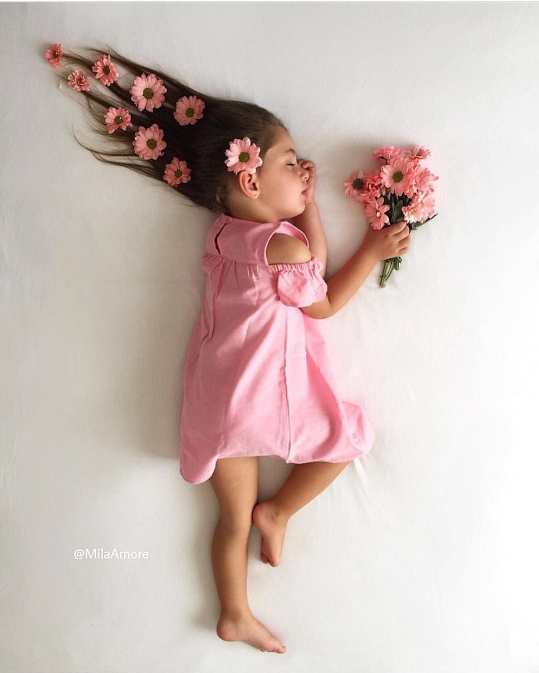 Младенец в цветке