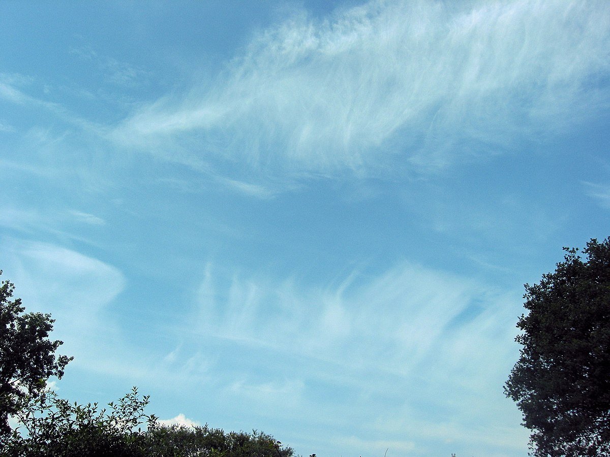 Перистые облака над городом