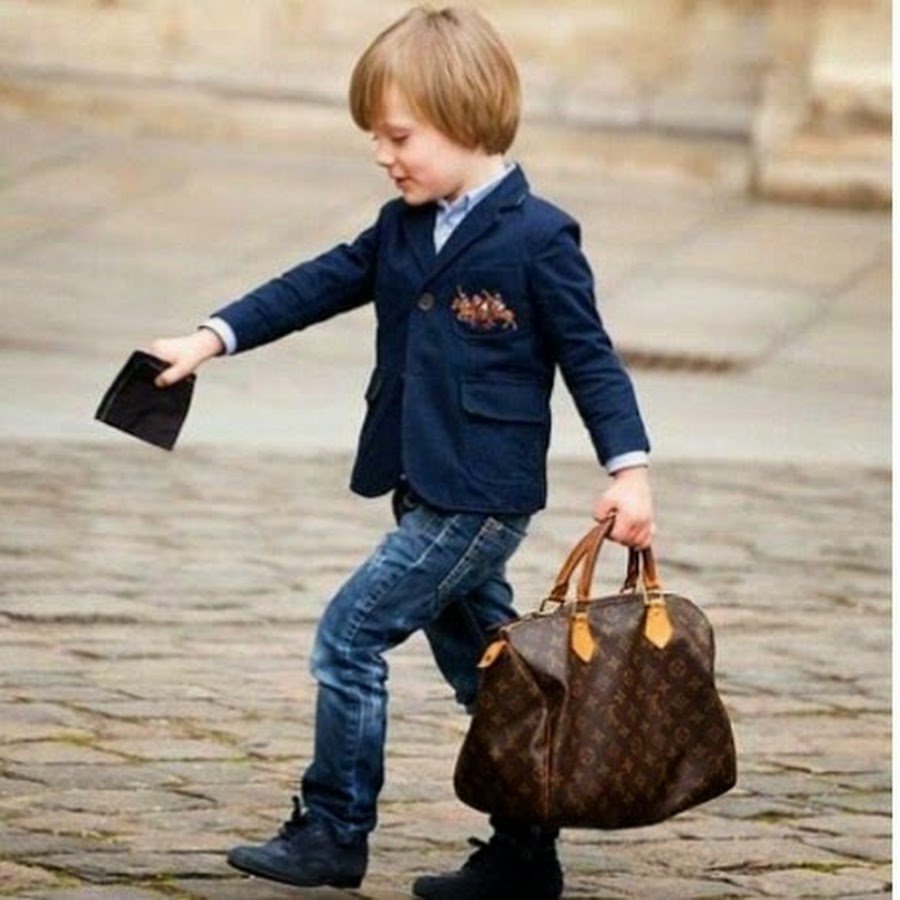 Мальчик идет