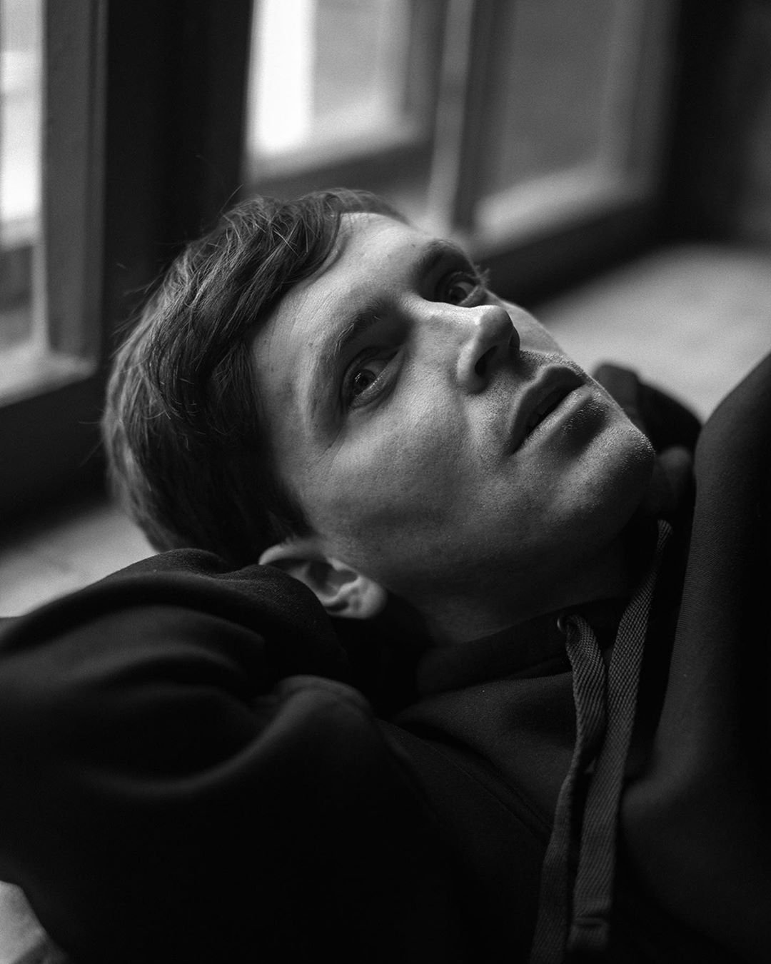 Арсений Попов чб фотосессии