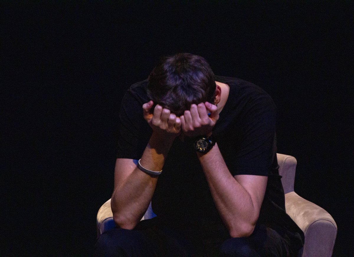 Антон Шастун грустный