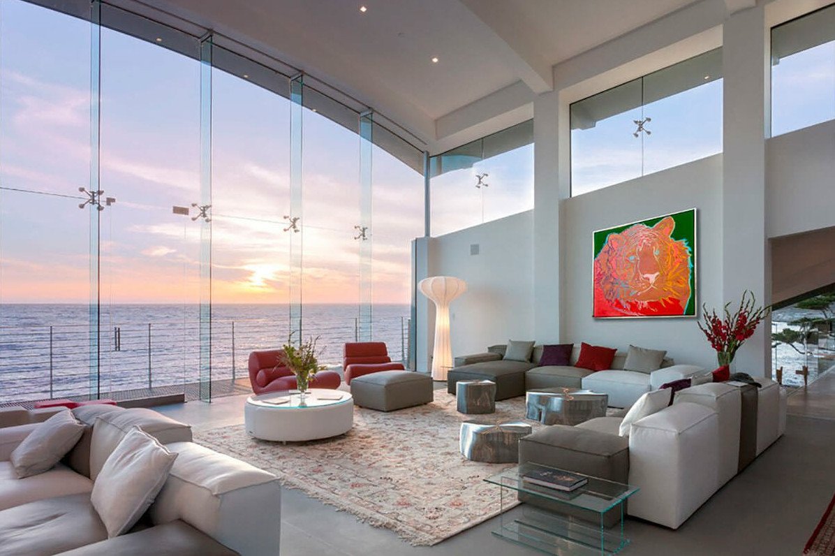 Интерьер гостиной с панорамными окнами