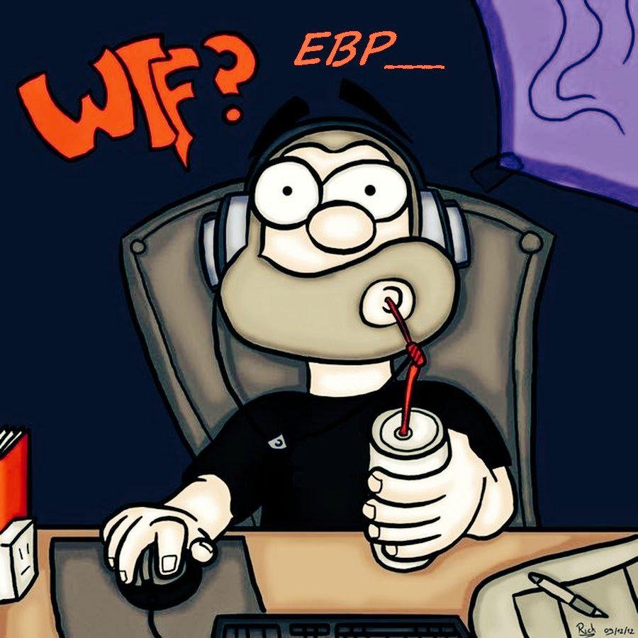 Девушка геймер за компом