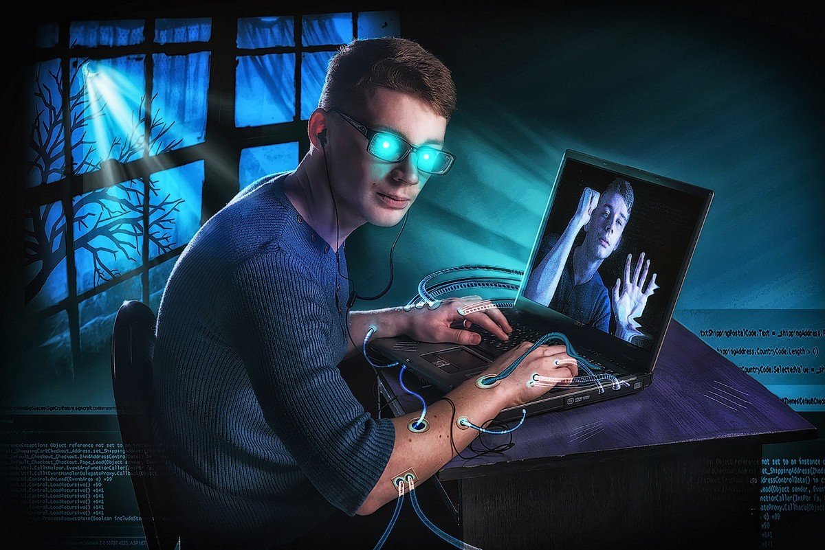 Девушка играет в компьютер