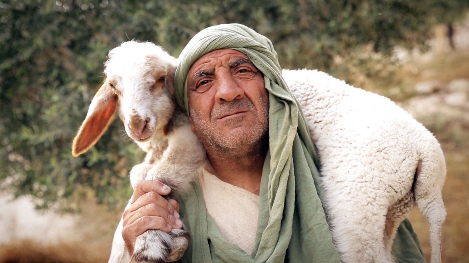 Люди ягнята. Пастух Чабан. Пастух с овцами. Пастух с овечкой на руках.