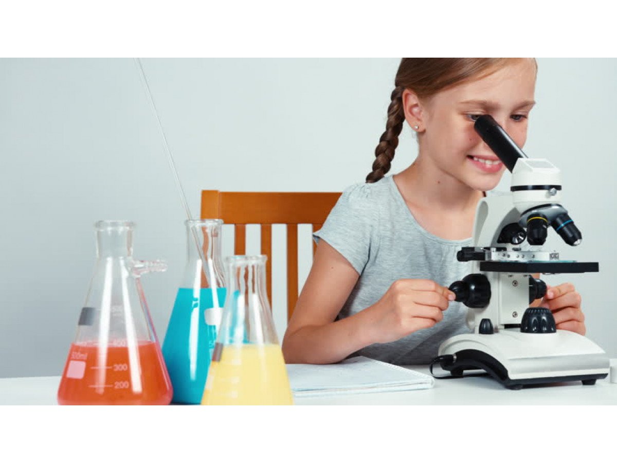 Ребенок смотрит в микроскоп