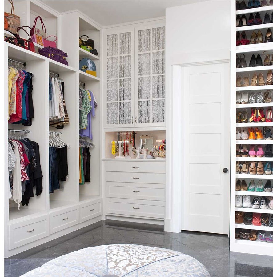 Открытые шкафы с полками