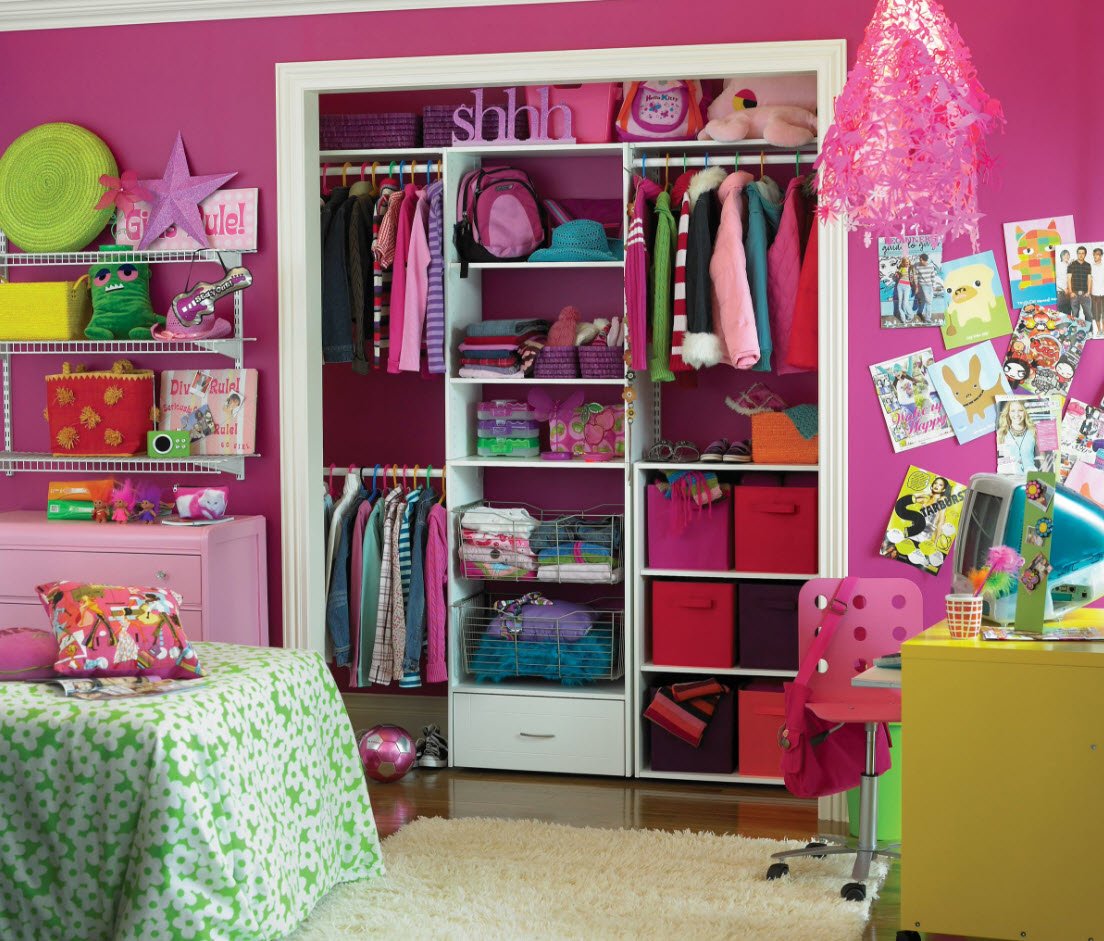 Пустой книжный шкаф