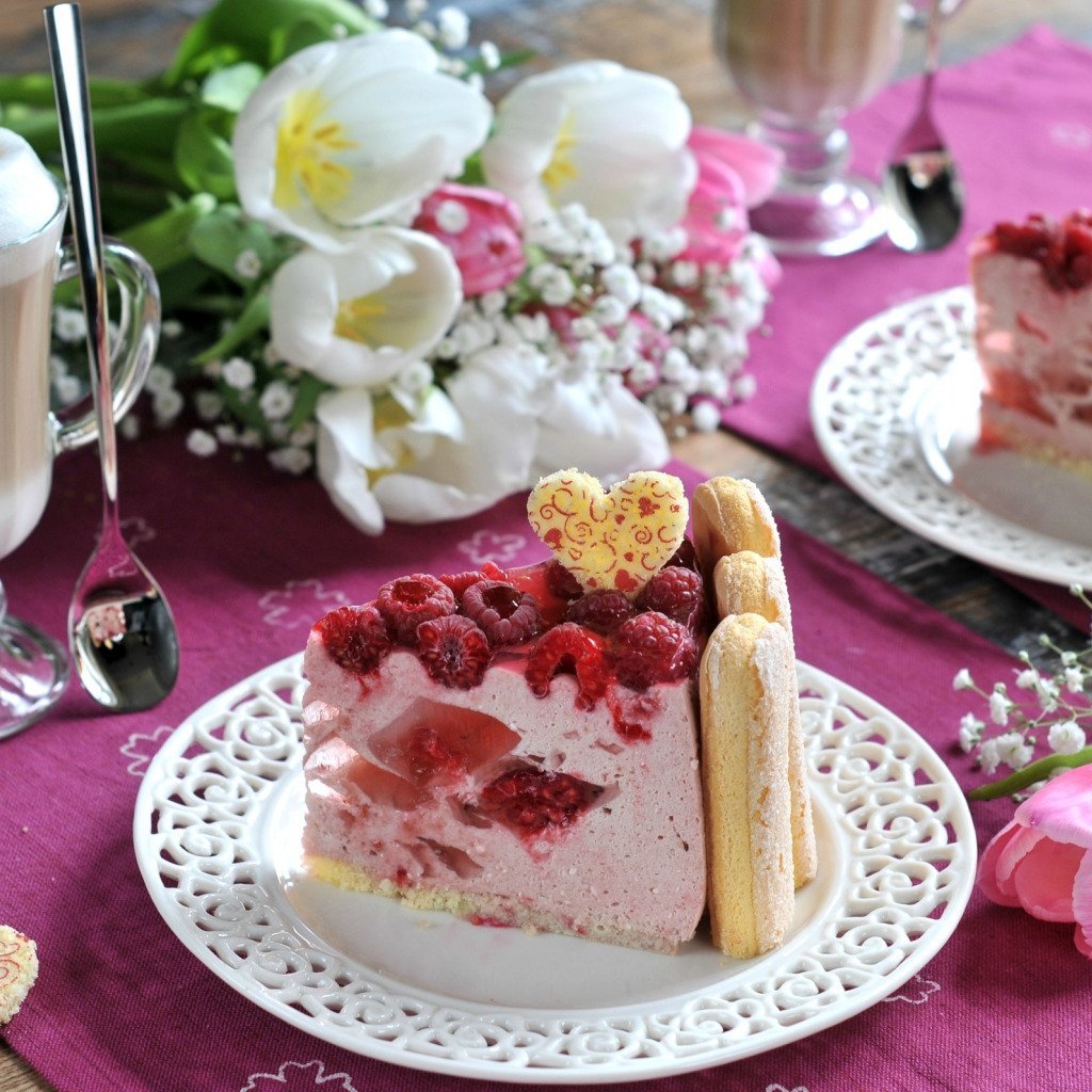 Кусок торта с цветком