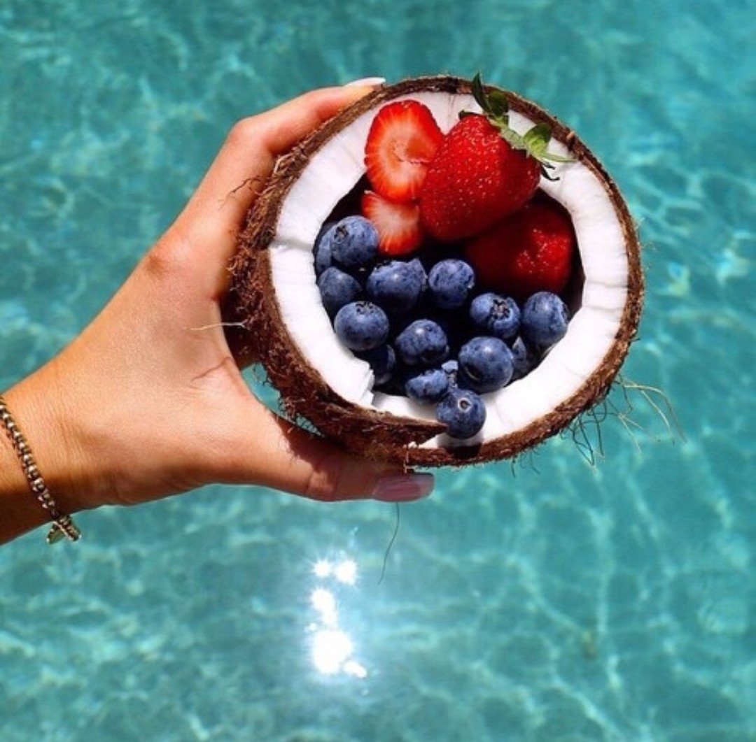 Море и тарелка фруктов