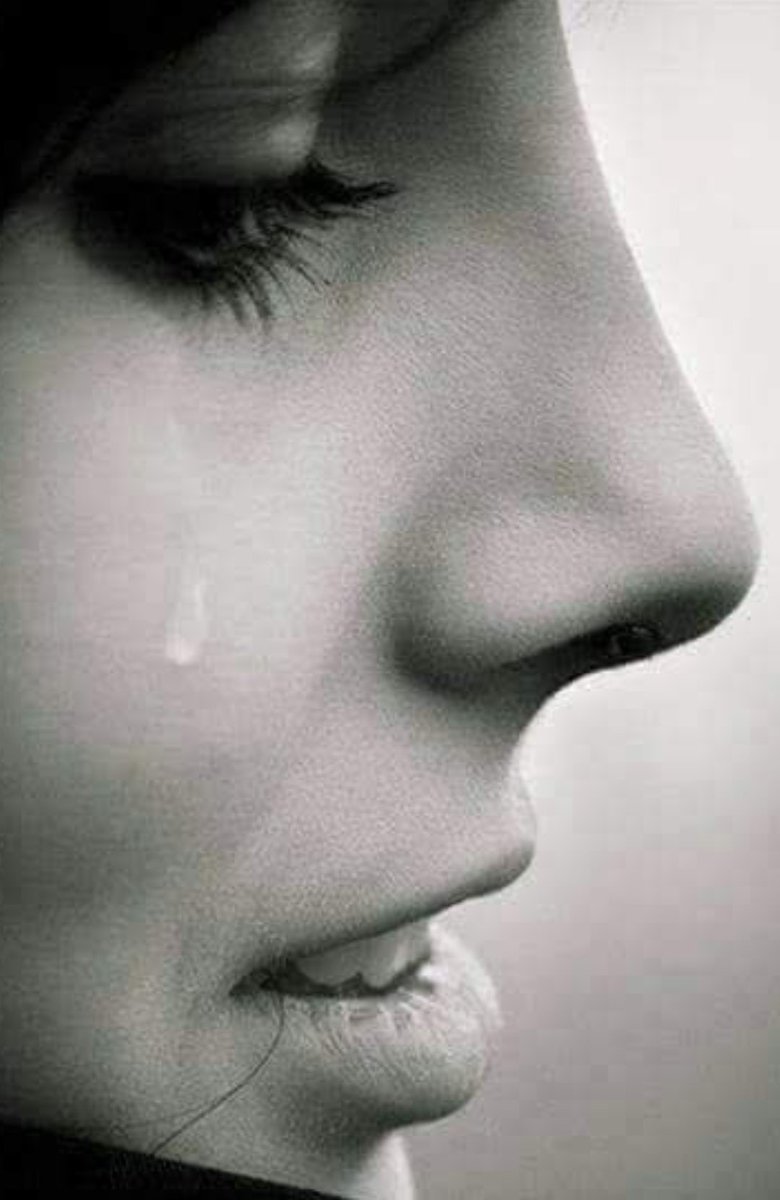 Женщина смеется до слез