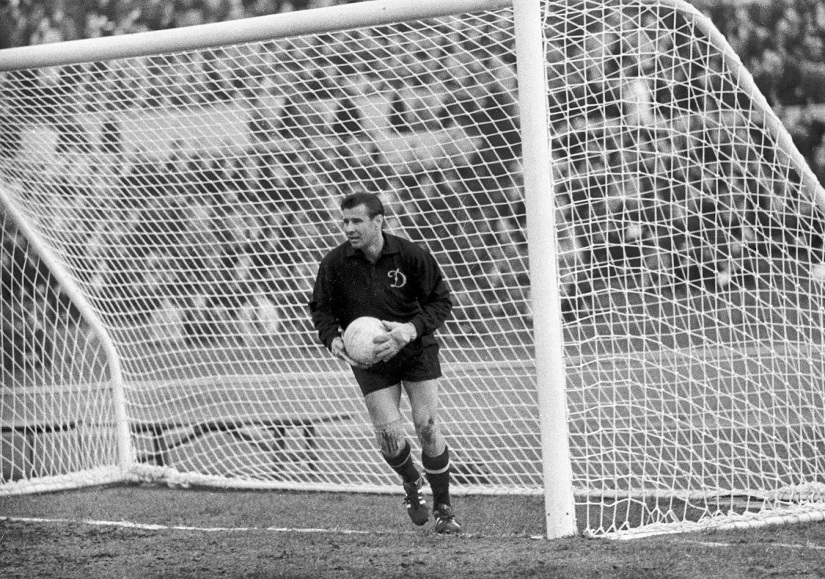 Лев Яшин в кепке ФИФА 20