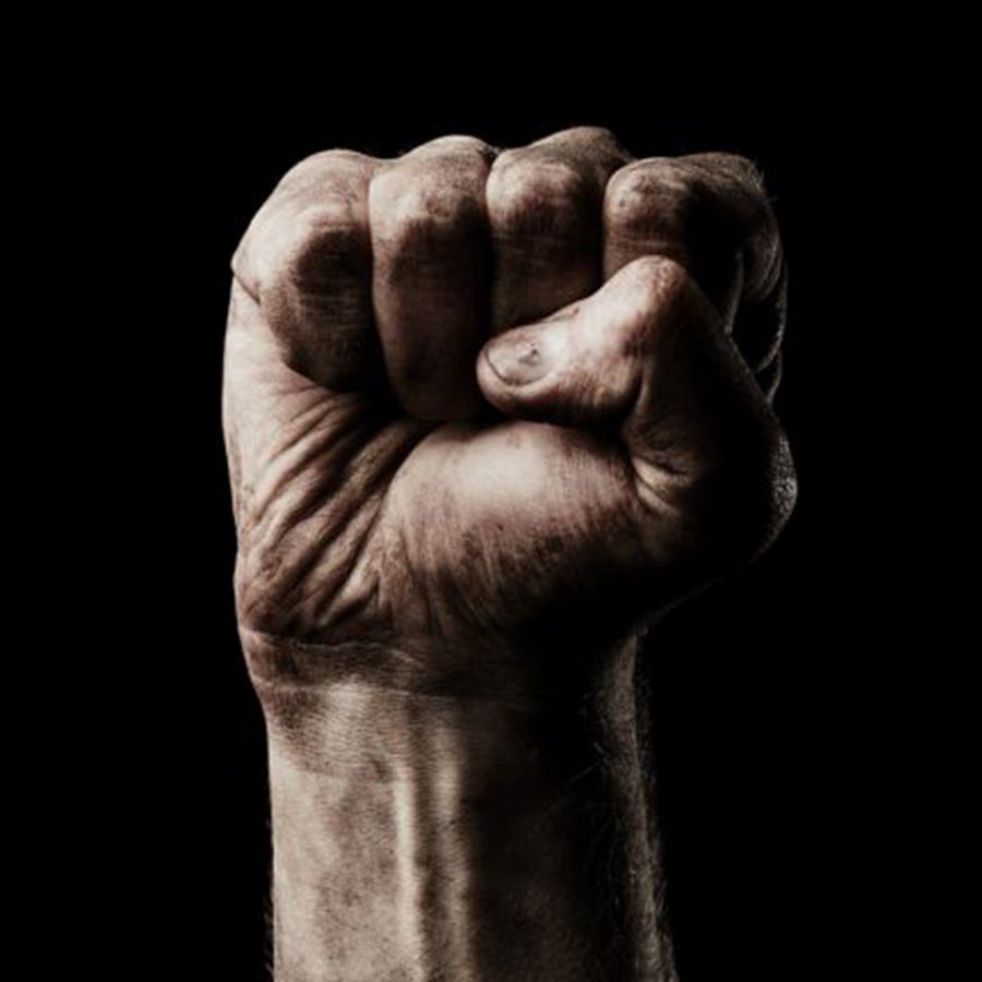 Сжатый мужской кулак