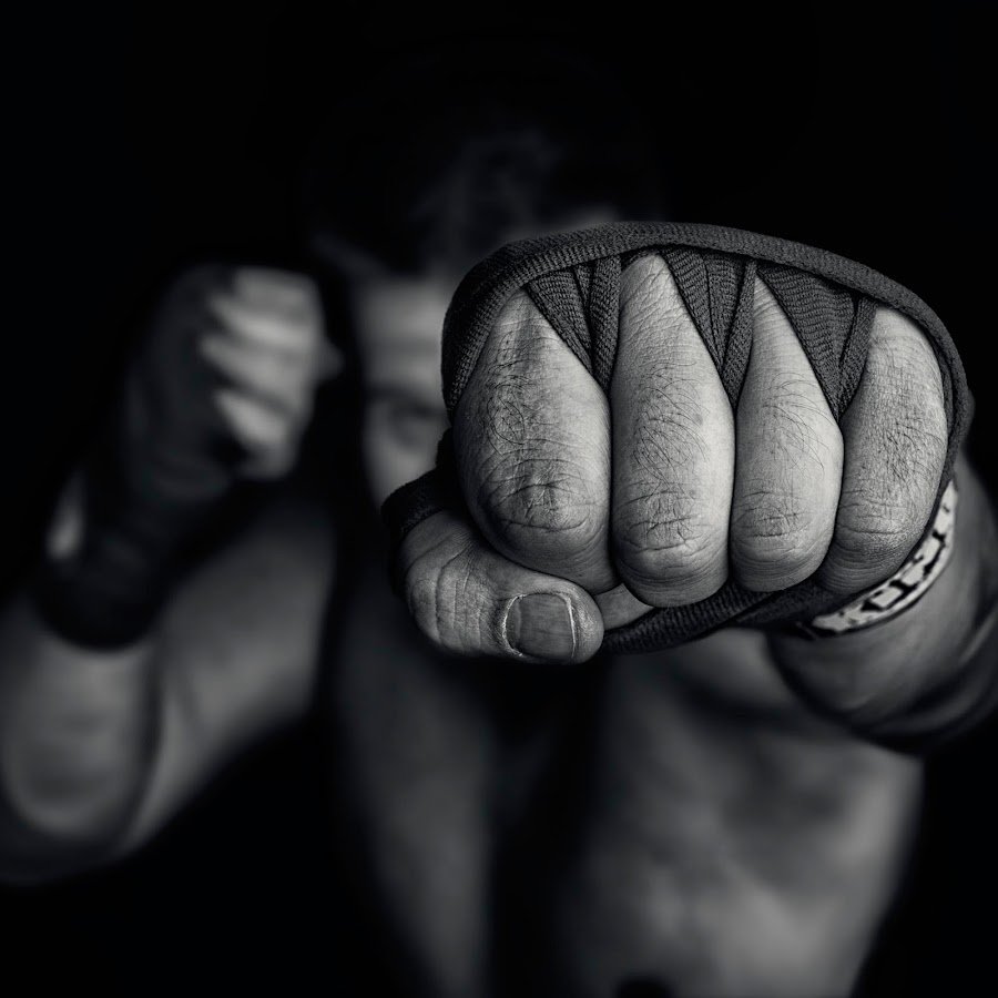 Кулаки в боксерских бинтах