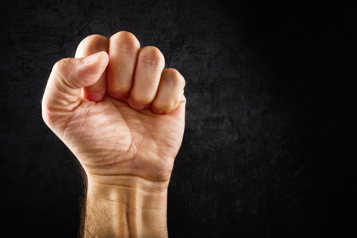Сильная мужская рука кулак