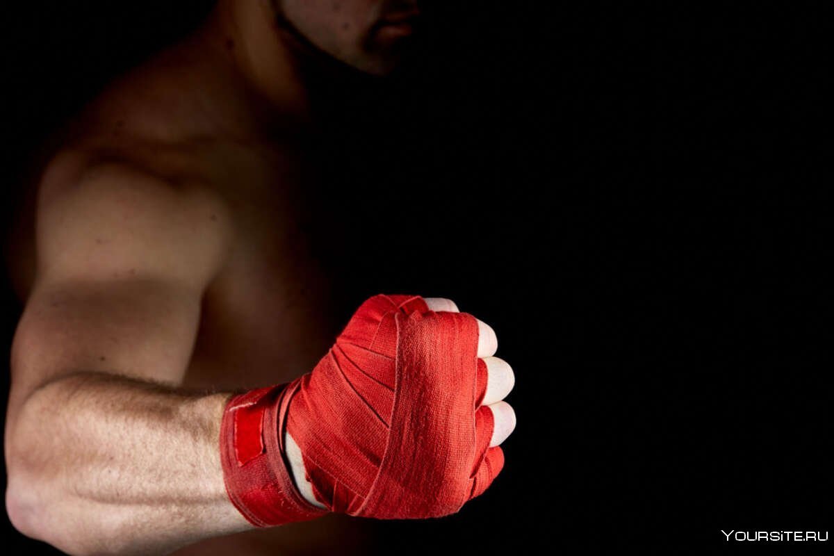 Стиснутые кулаки