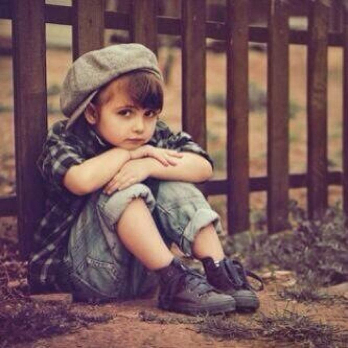 Обиженные мальчик и девочка