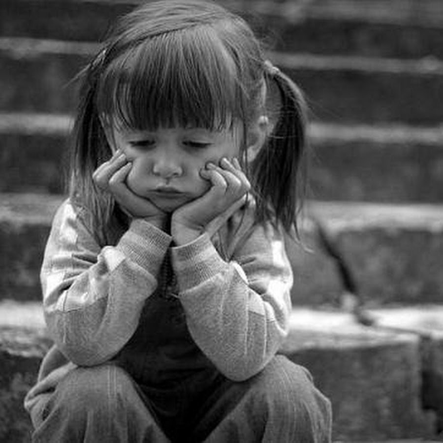 Грустная девочка мультяшная