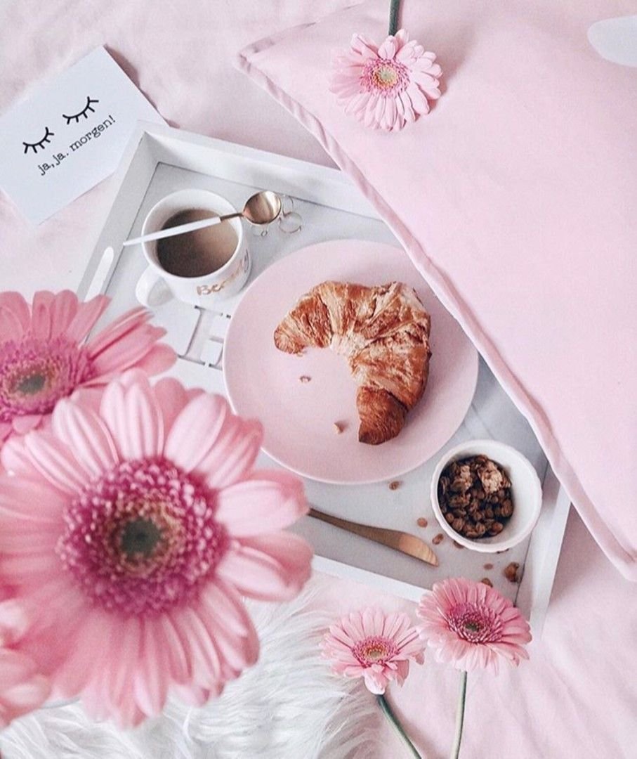 Розовые розы и кофе