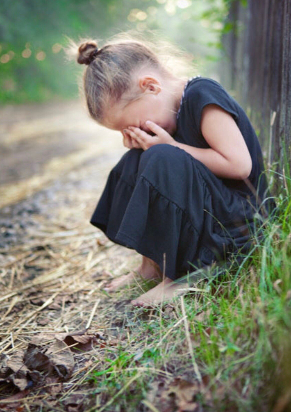 Девушка плачет