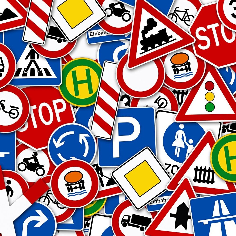 Дорожные знаки много