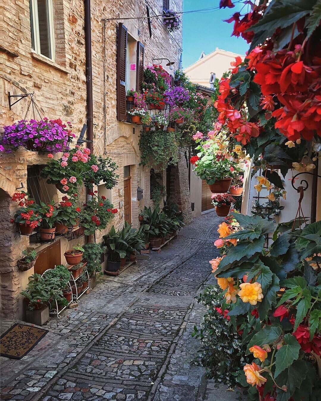 Мощение улочки в Италии