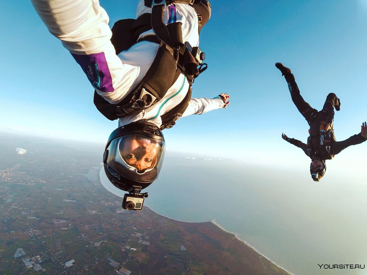 Парашютисты в воздухе