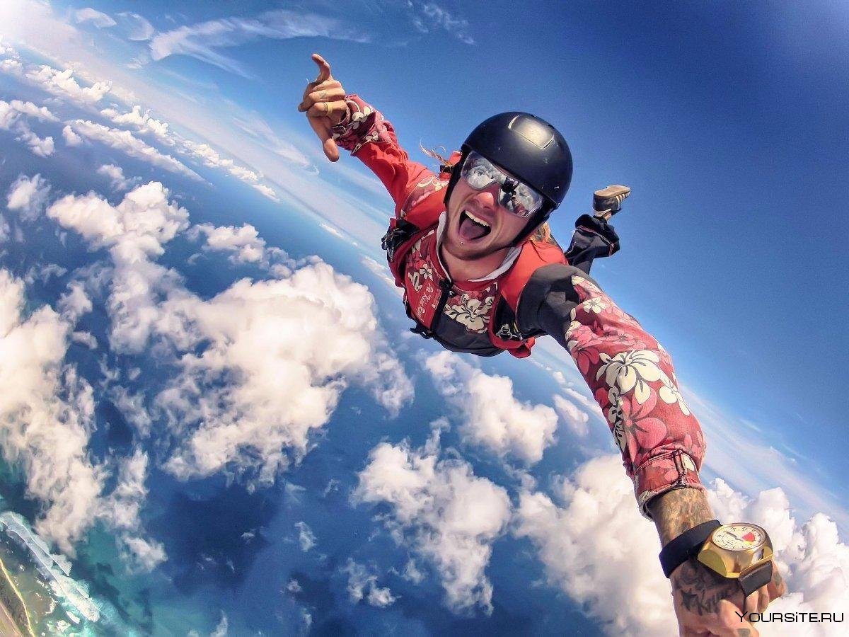 Человек с парашютом