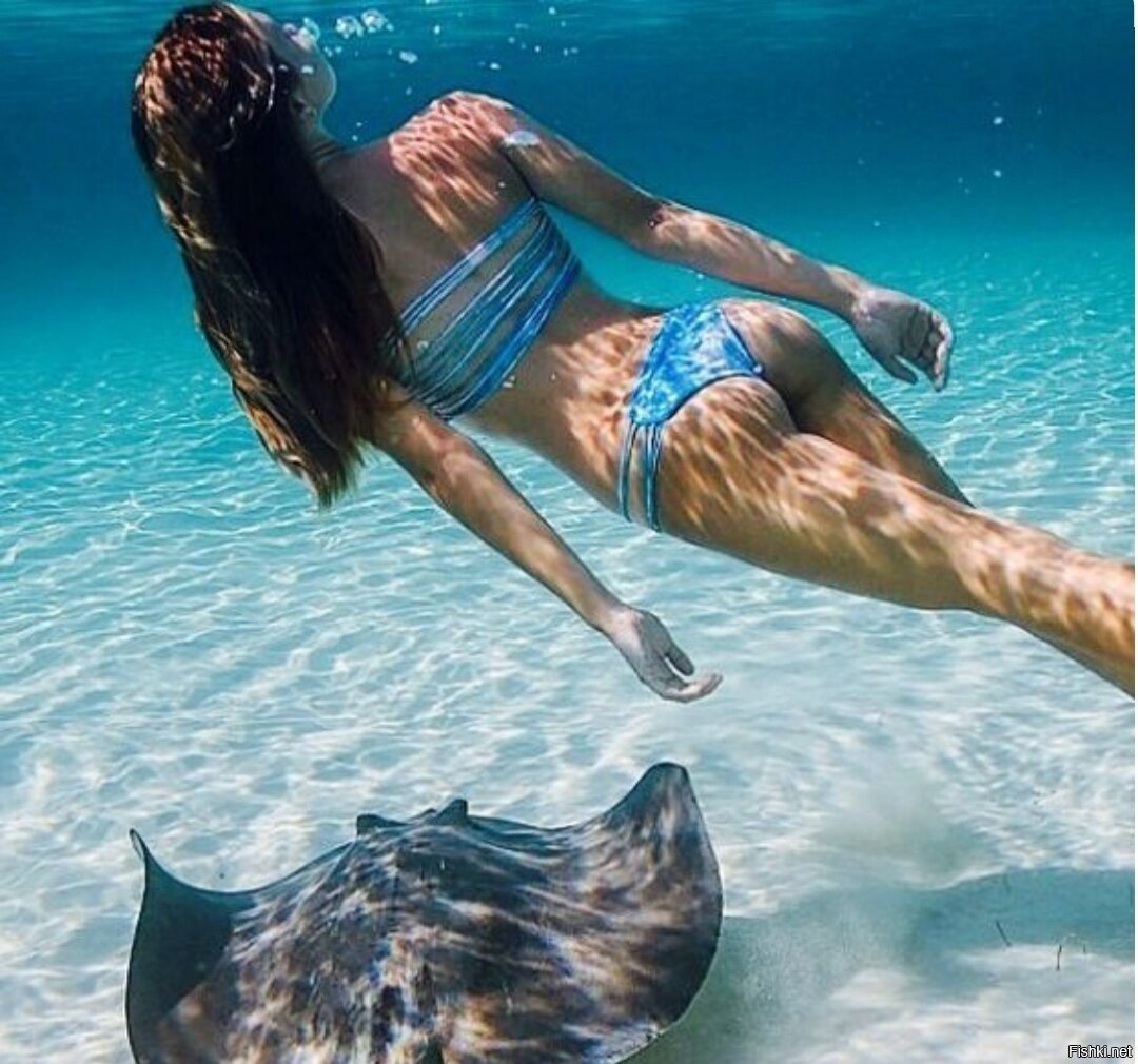 Девушка плавает