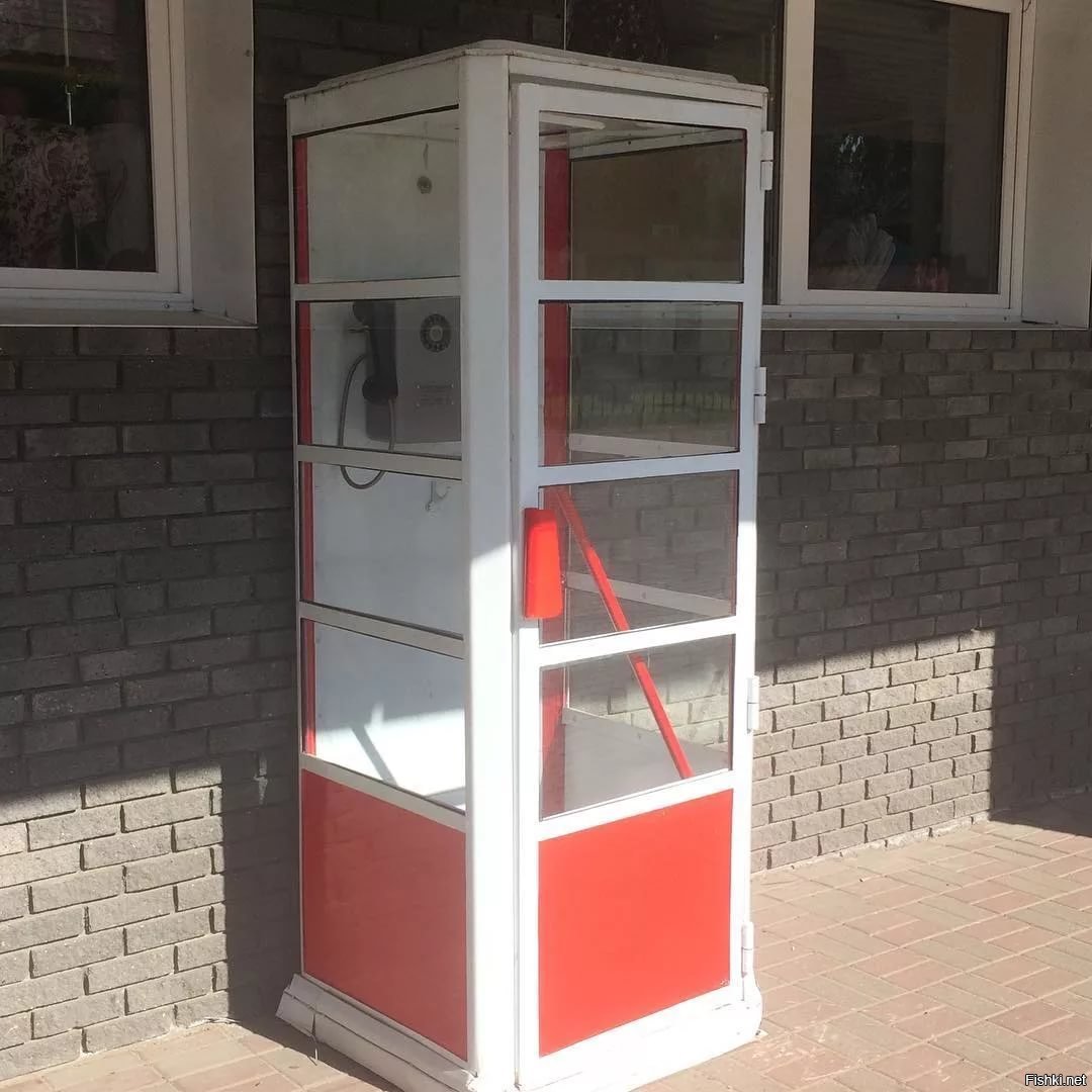 Красная телефонная будка в Лондоне