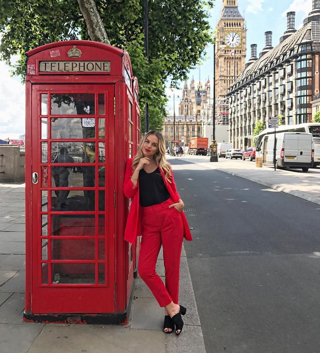 Девушка в телефонной будке