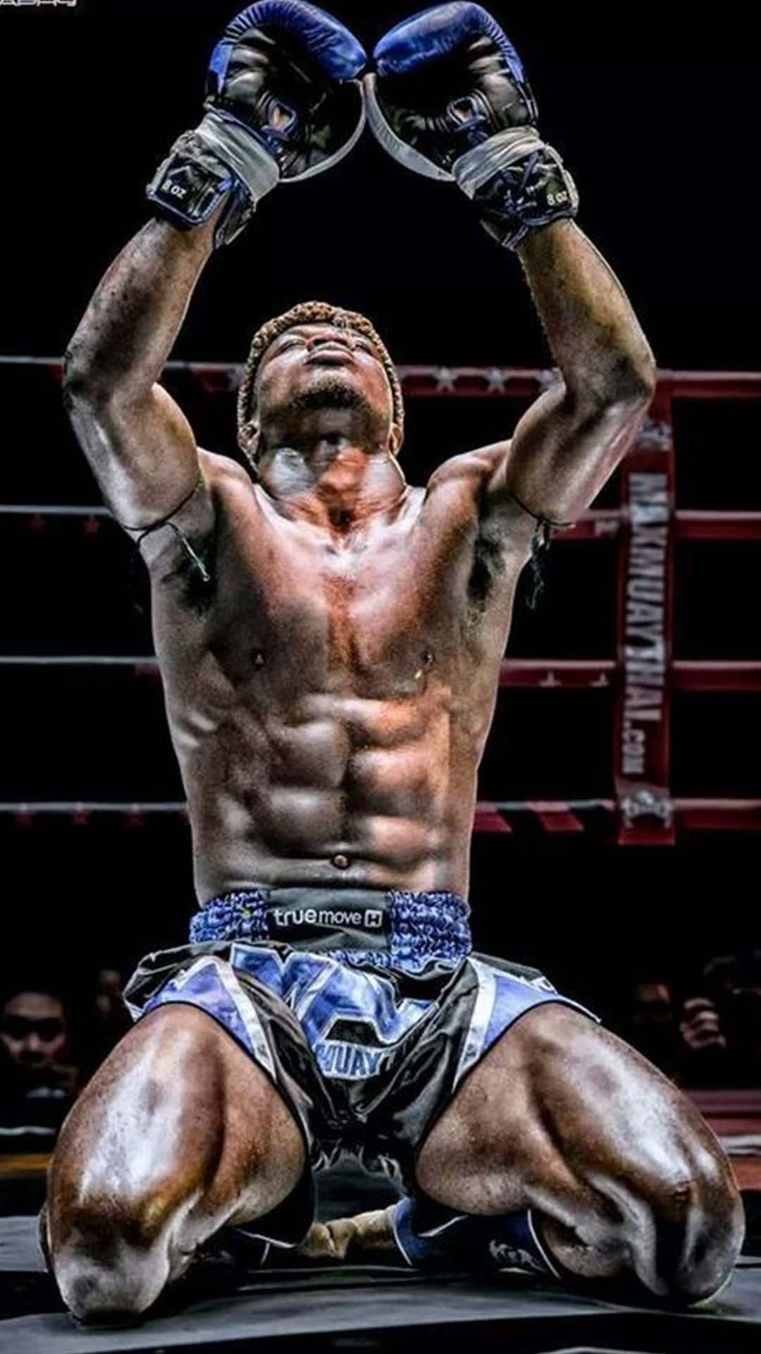 Бойцы ММА на черном фоне