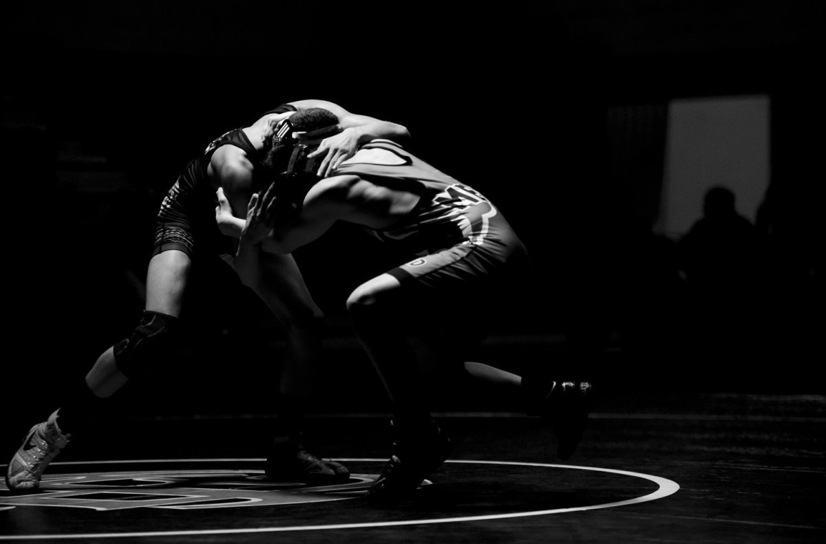 Брюнетка в боксерских перчатках