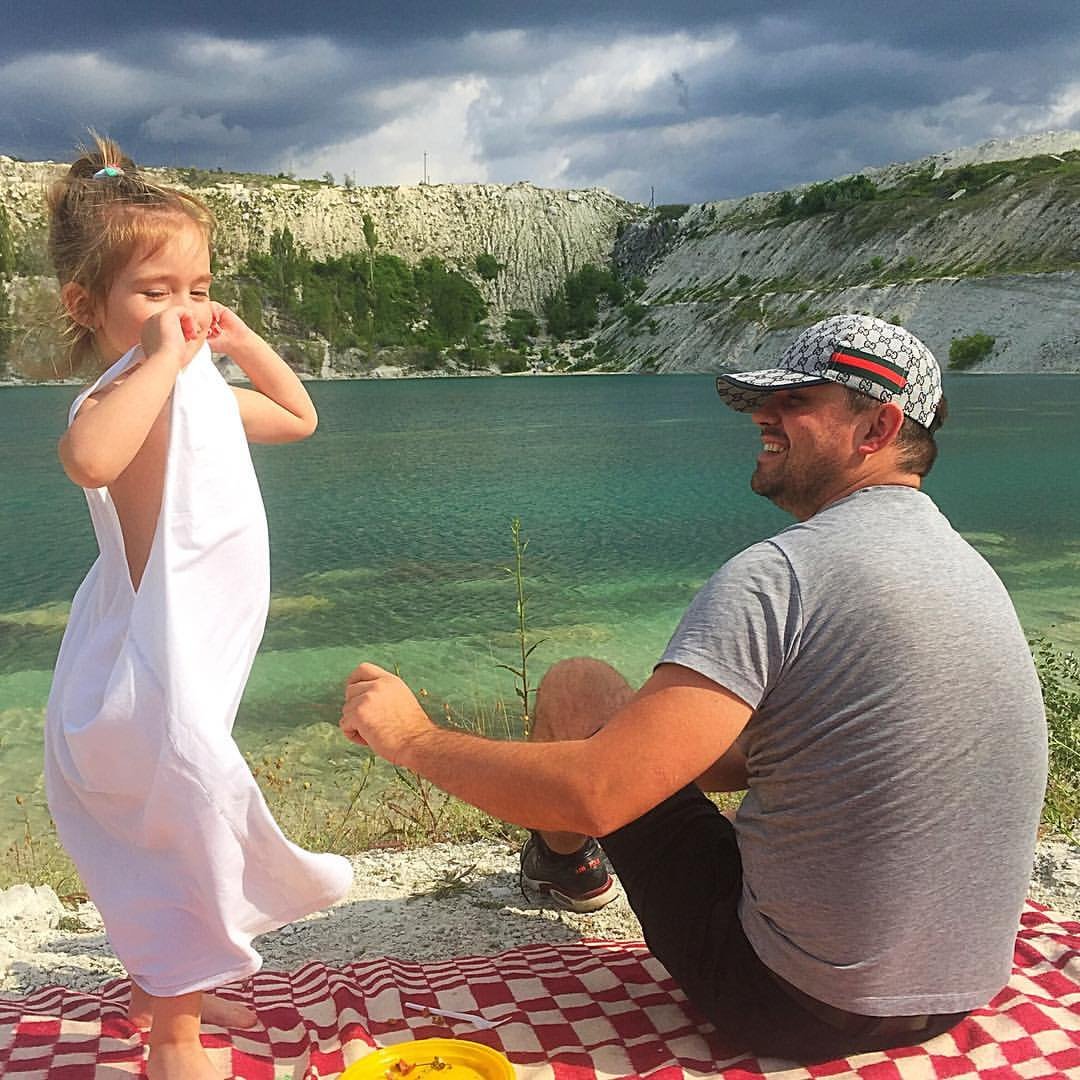 Девушка Весна сзади