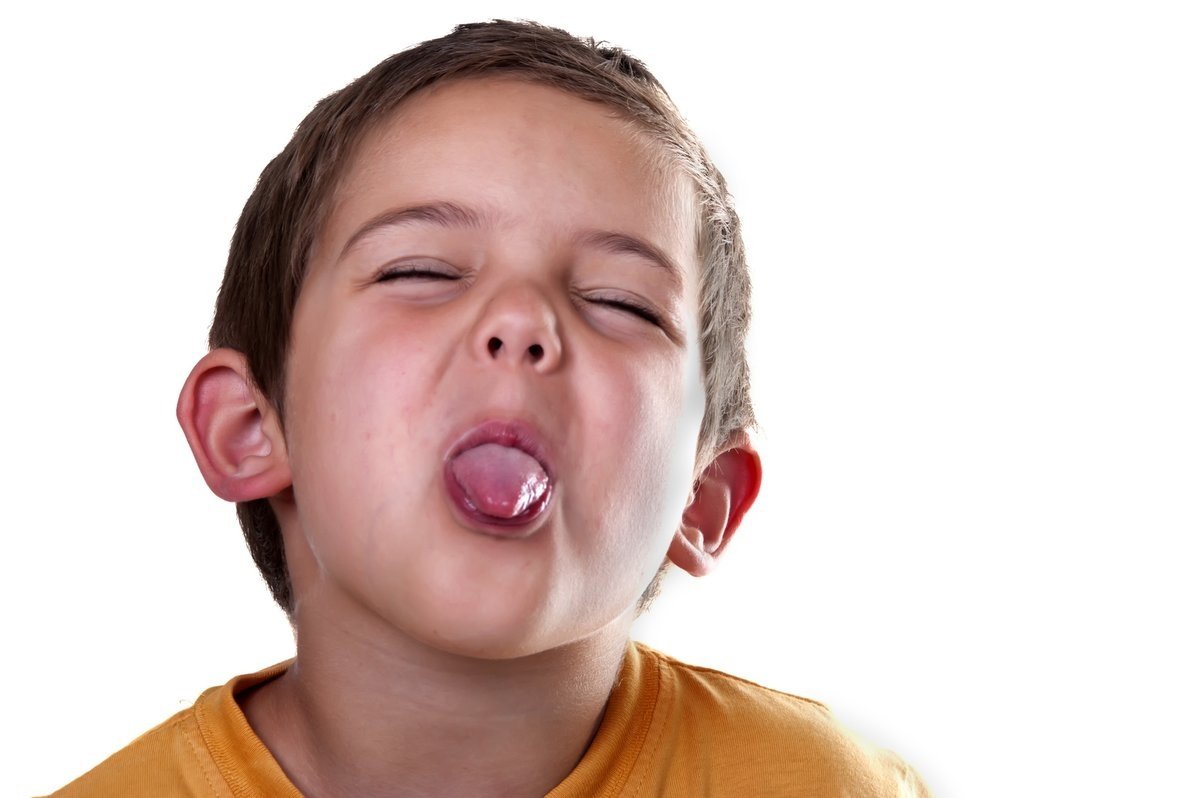 Обьясзяна показывает язык